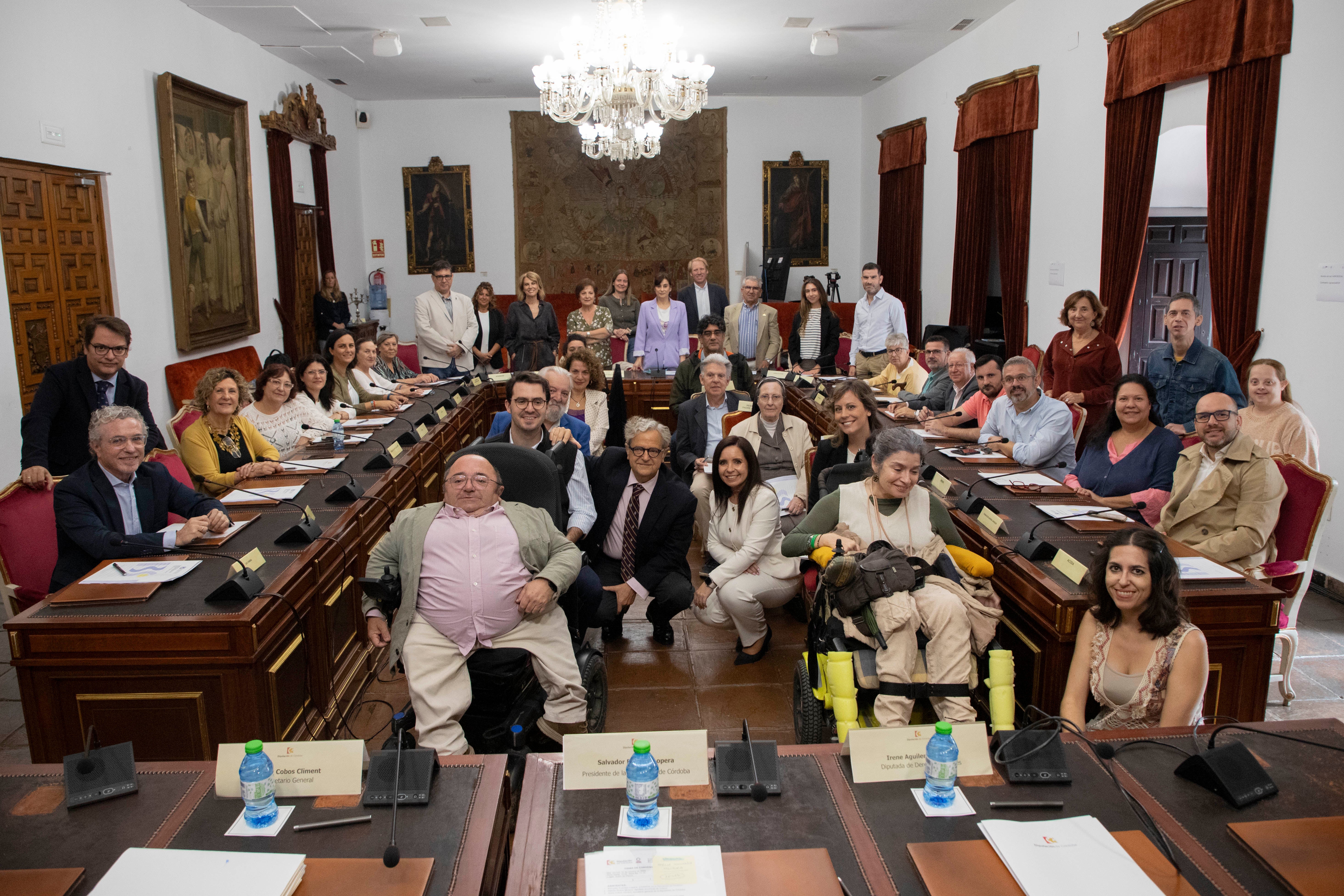 Foto de familia de los reprsentantes de los 33 colectivos beneficiarios con el presidente de la Diputación