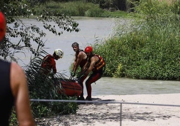 Bomberos rescatan a un joven estadounidense de 25 años que había caído al río en la Ribera