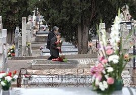 Entre flores y silencio , los toledanos recuerdan así a sus seres queridos
