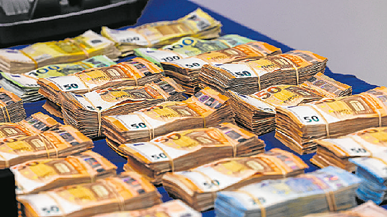 Fajos de billetes intervenidos durante la operación 'Spider' contra el narcotráfico