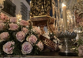 Flores  para un costalero ausente: la cuadrilla de la Virgen del Amparo de Córdoba recuerda a Antonio Cuadrado