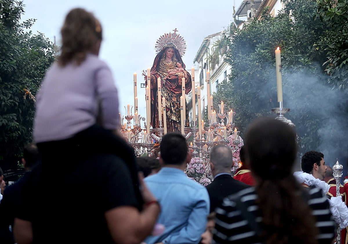 La procesión de la Virgen del Amparo en Córdoba, en imágenes