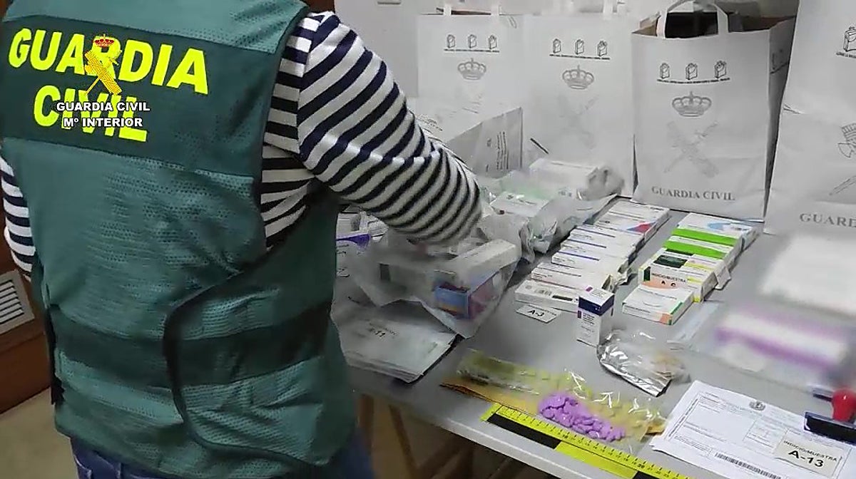 Un investigador de la Guardia Civil revisa medicamentos, recetas falsificadas y otros objetos intervenidos