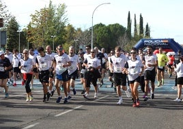 Los participantes sobre el asfalto nada más iniciarse la cita solidaria