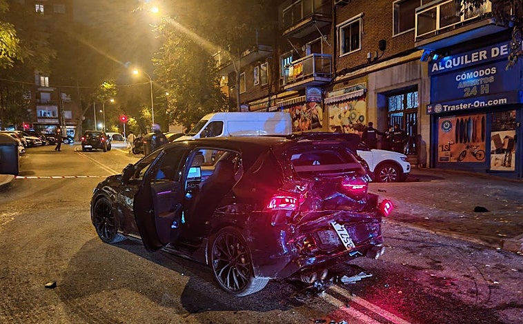 Imagen principal - A las 20:40 del viernes, tres coches embistieron a tiros contra el turismo del Niño Juan (en la imagen superior) para llevárselo por la fuerza.