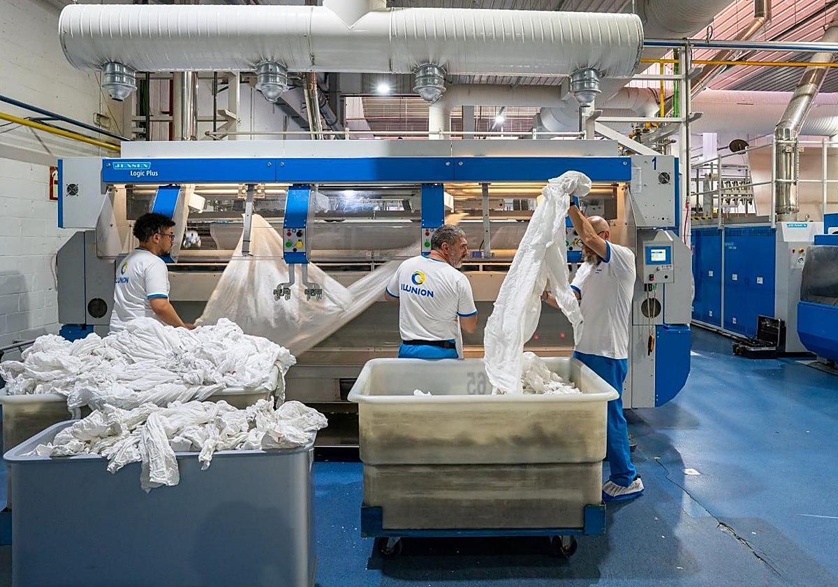 Preparando manteles y sábanas para su planchado