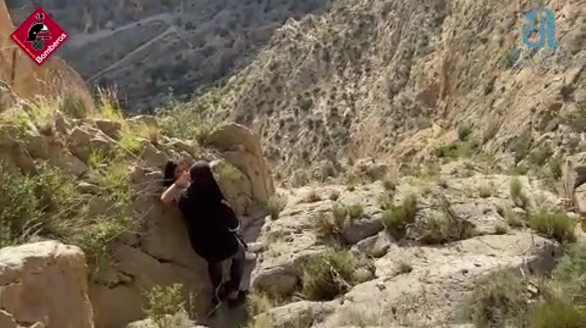 Rescate de una de los jóvenes atrapadas en el acantilado en Callosa de Segura