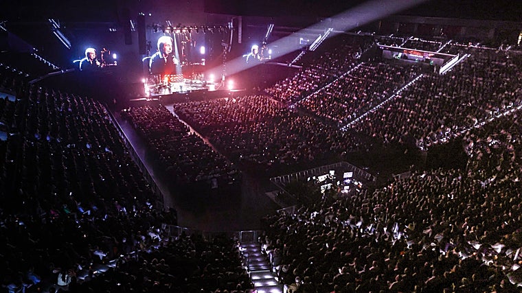 Raphael pone en pie al Roig Arena en un concierto para el recuerdo