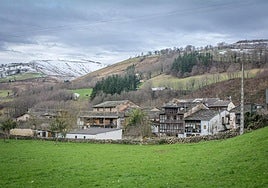 El bonito pueblo medieval de Cantabria con encanto rural y fama gastronómica: sus platos estrellas son el sobao y la quesada pasiega