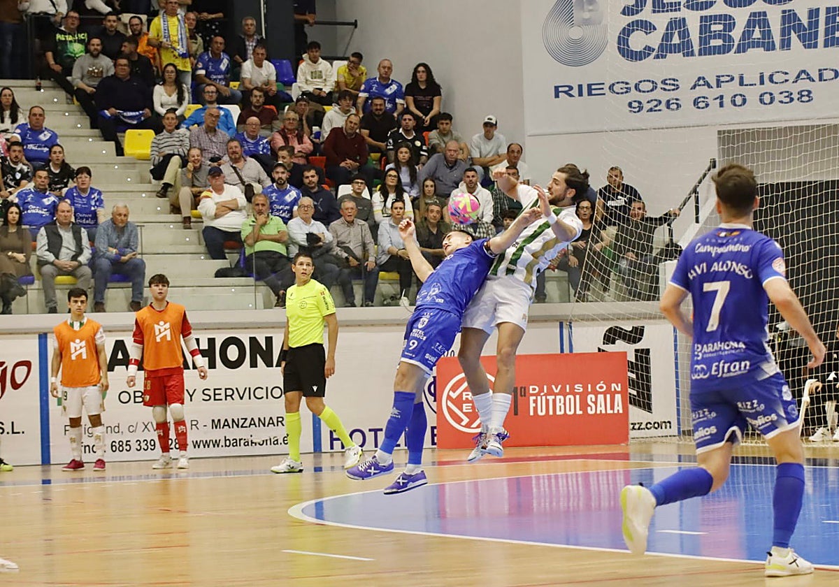 Zequi despeja un balón este domingo en la cancha del Manzanarez
