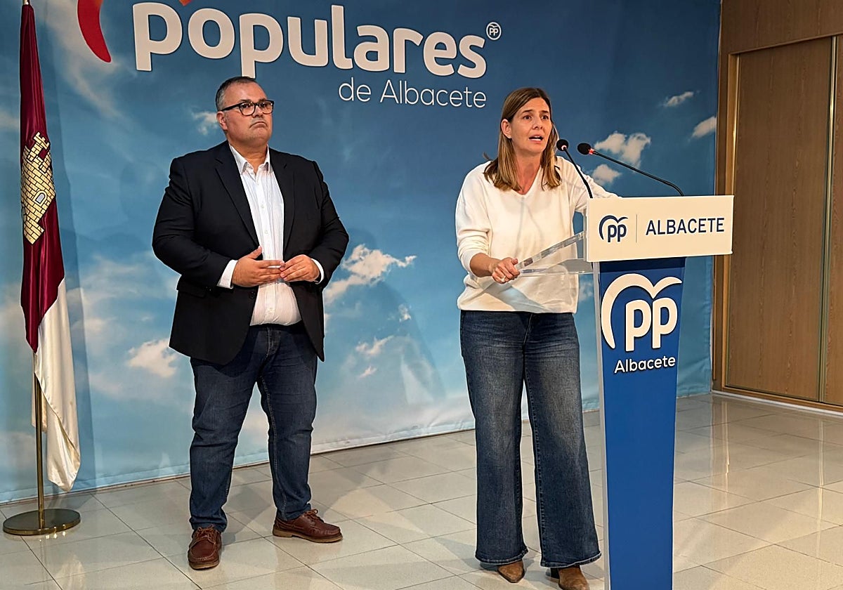La secretaria general del PP, Carolina Agudo, ha comparecido junto al secretario general del PP de Albacete, Bernardo Ortega