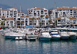 Abandonan el cadáver de un varón en un muelle de Puerto Banús y se dan a la fuga