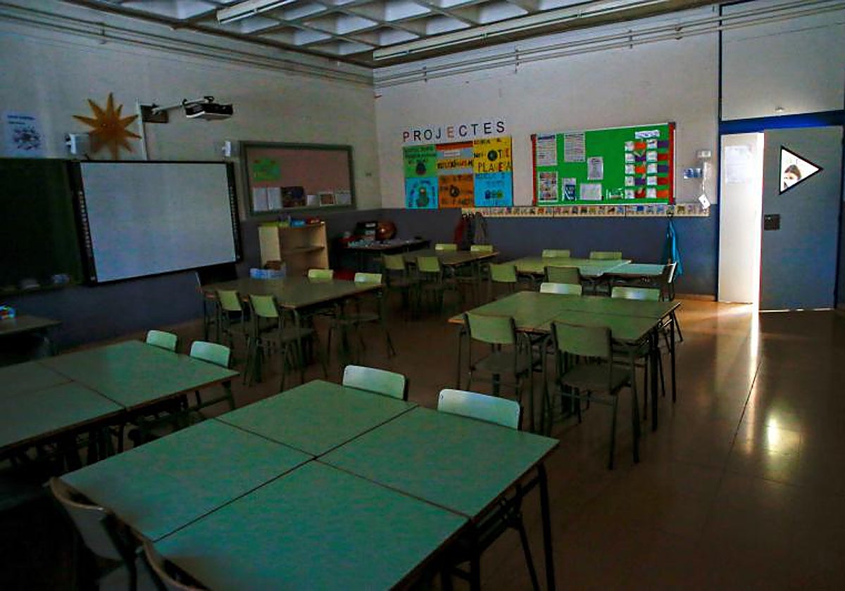 Un aula vacía de un colegio, en una imagen de archivo