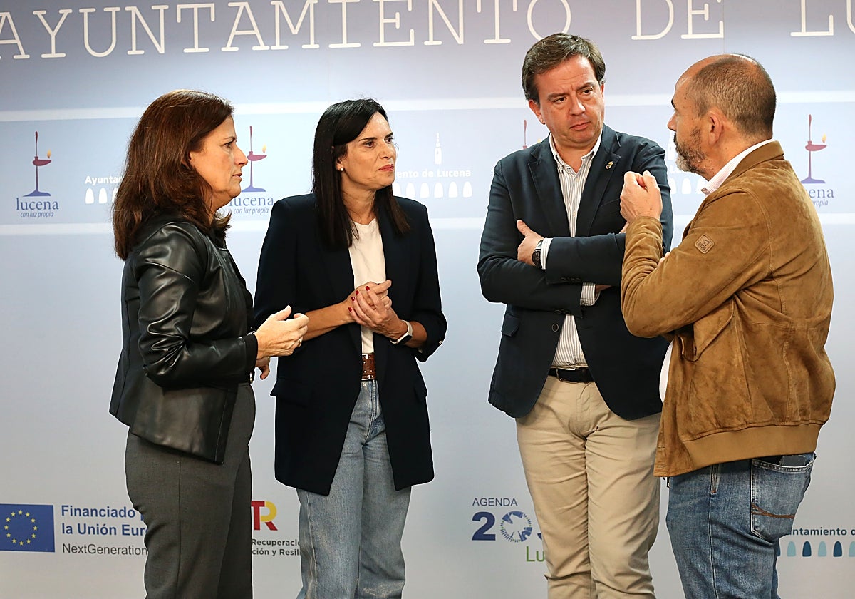 La delegada territorial de Empleo junto al alcalde de Lucena