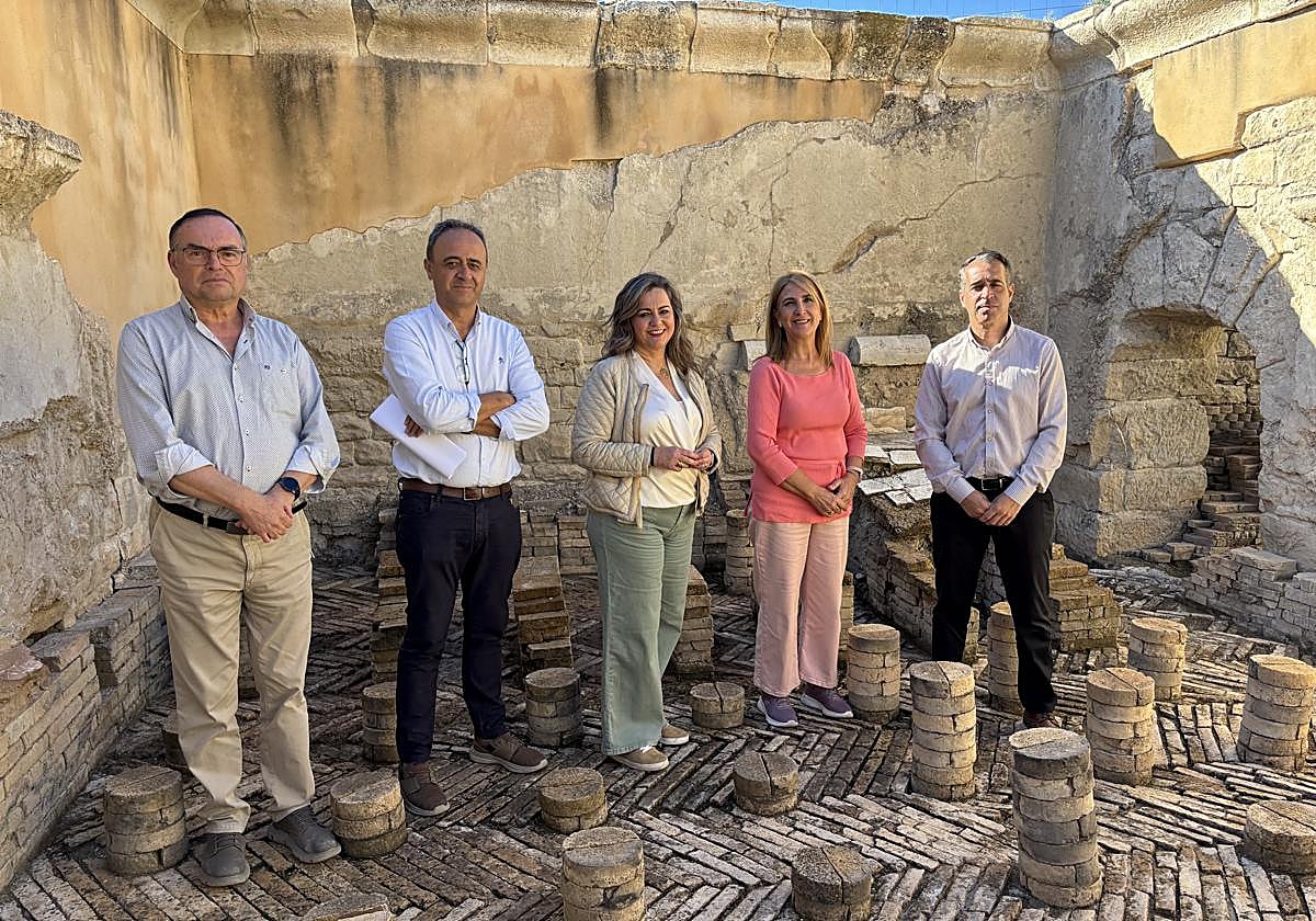 La alcaldesa y la subdelegada, este lunes en su visita a Torreparedones