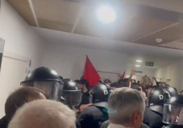 Un grupo de independentistas trata de boicotear una conferencia de Gullo en la UB