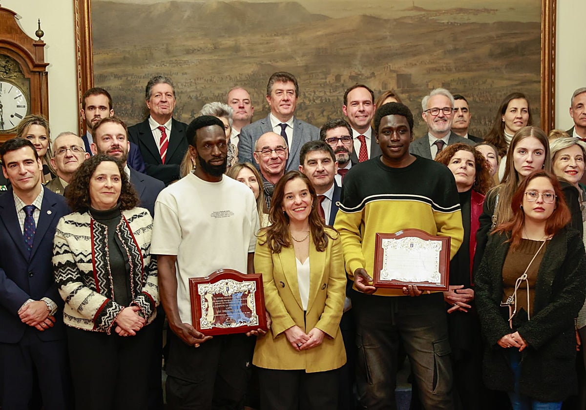 Los dos jóvenes senegaleses, al recibir el título de hijo adoptivo de la ciudad