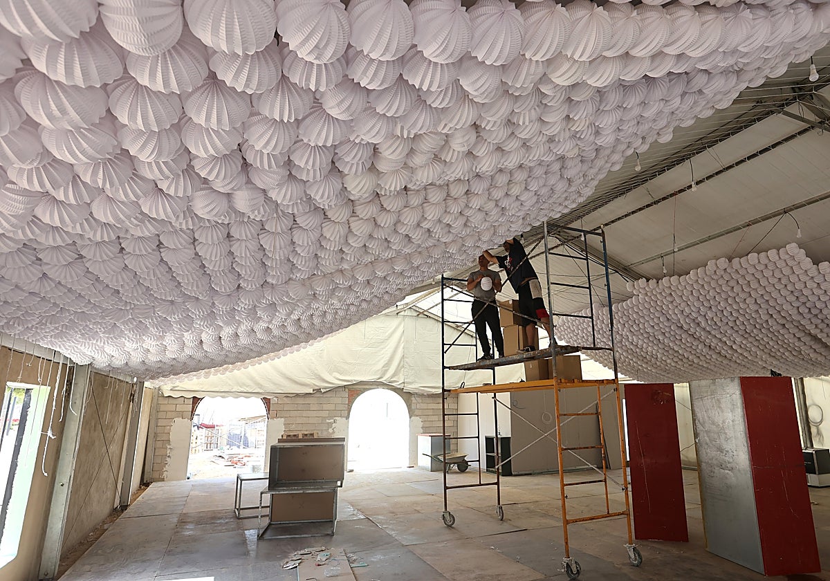 Montaje de una caseta en la Feria de Córdoba del pasado mes de mayo