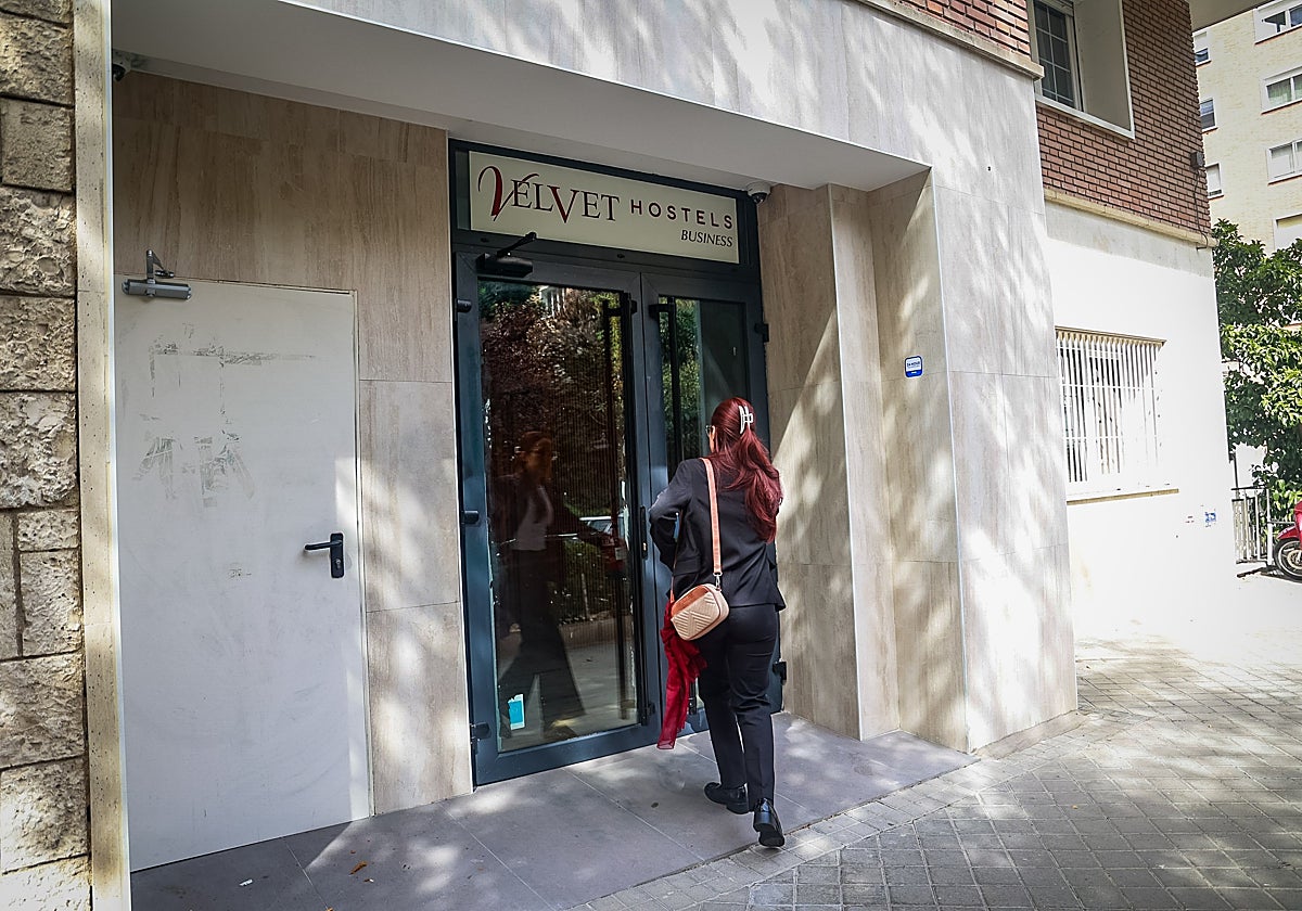Una mujer entra al Velvet Hostels de la calle Baviera, en Parque de las Avenidas