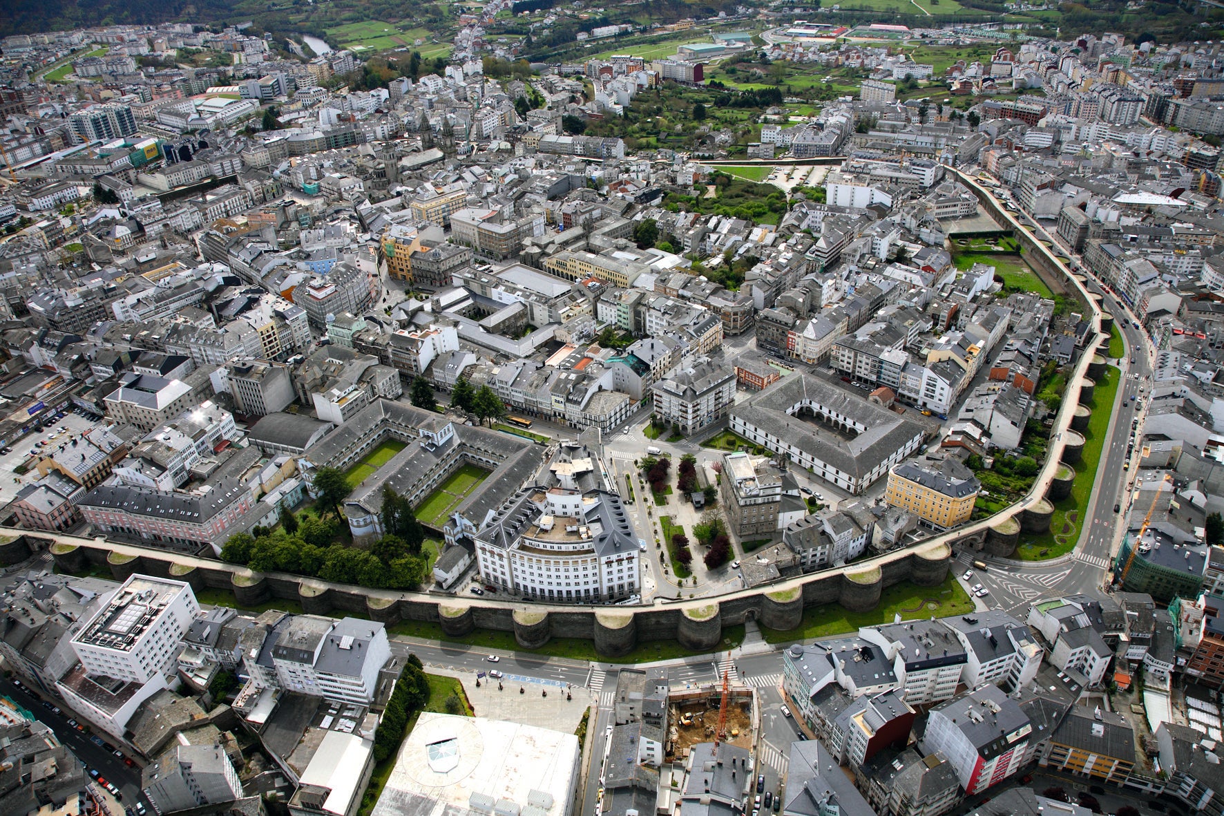 Vista aérea del centro de Lugo, rodeado por la Muralla romana