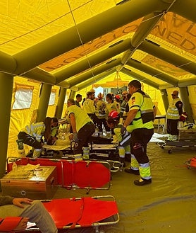 Imagen secundaria 2 - El ejercicio concluyó con el rescate y atención de los supervivientes,  la extinción del incendio  y la puesta en marcha de todos los protocolos de emergencia