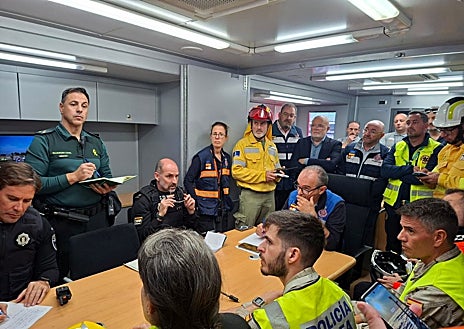 Imagen secundaria 1 - El ejercicio concluyó con el rescate y atención de los supervivientes,  la extinción del incendio  y la puesta en marcha de todos los protocolos de emergencia