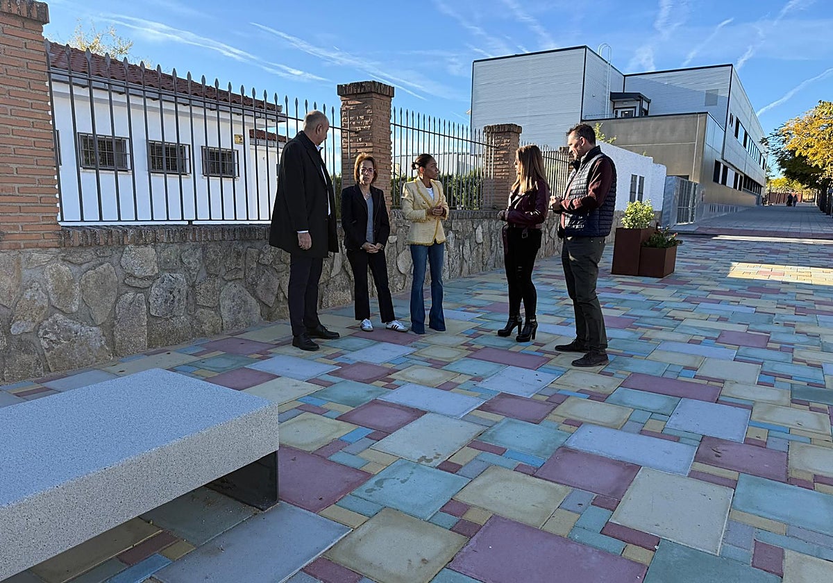La alcaldesa y varios de sus concejales visitan el paseo de la Educación
