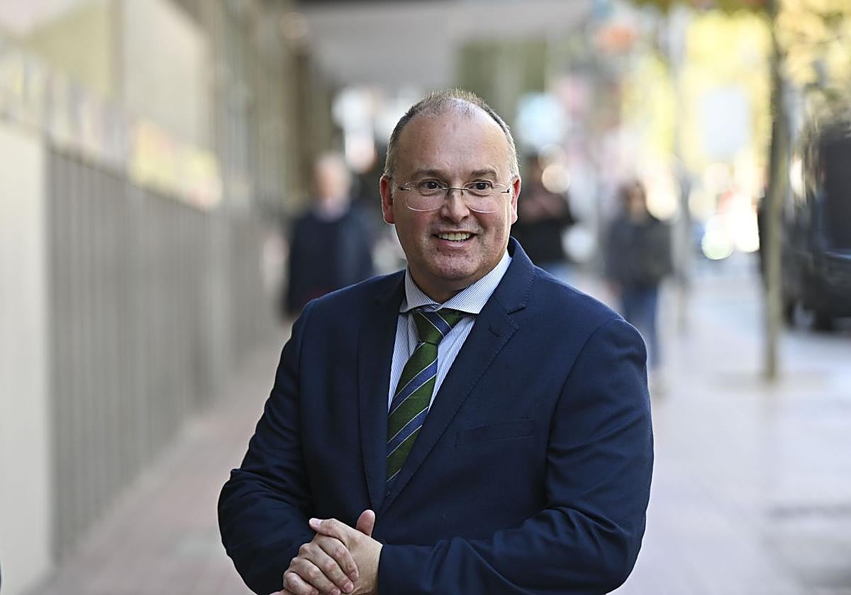 El secretario general del PP, Miguel Tellado, a su llegada para intervenir en un almuerzo-coloquio organizado por el Club Siglo XXI