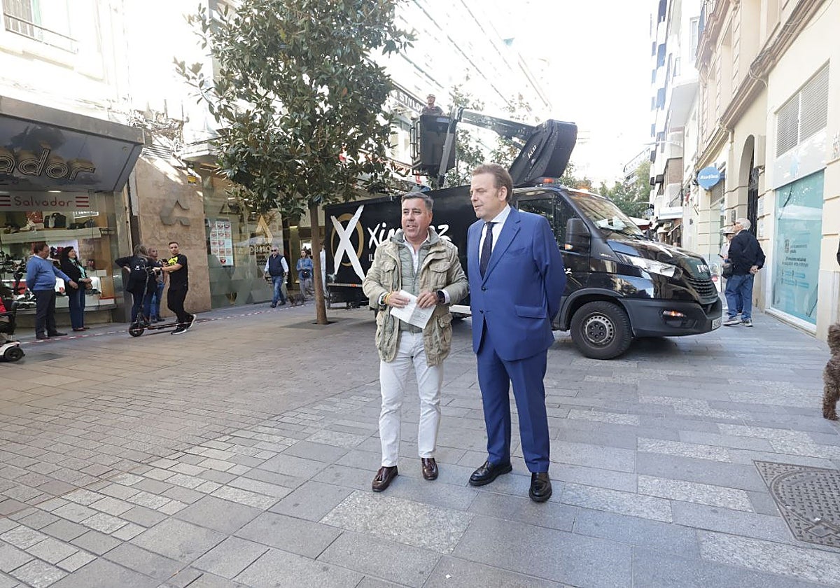 Miguel Ruiz Madruga y Julián Urbano, en la calle Cruz Conde