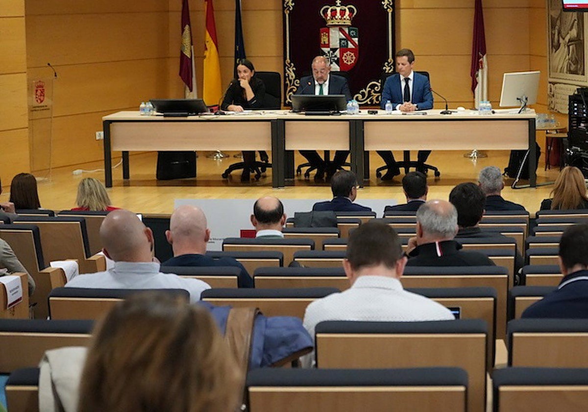El Consejo de Gobierno de la UCLM, presidido por el rector Julián Garde, se ha reunido en Cuenca