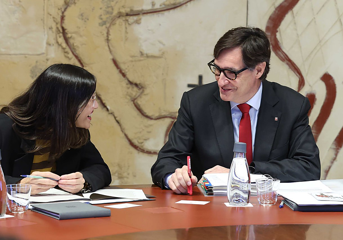 Salvador Illa, presidente de la Generalitat, hoy, antes de la reunión del Govern, hablando con Núria Parlon, consejera de Interior