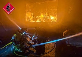 El infierno en llamas de una fábrica de calzado incendiada con pieles y otros materiales