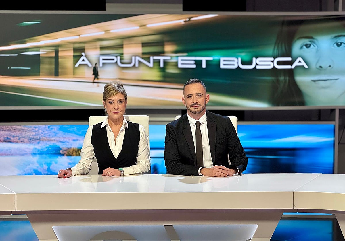 Mireia Llinares y Juan Nieto, presentadores del programa 'À Punt et busca'