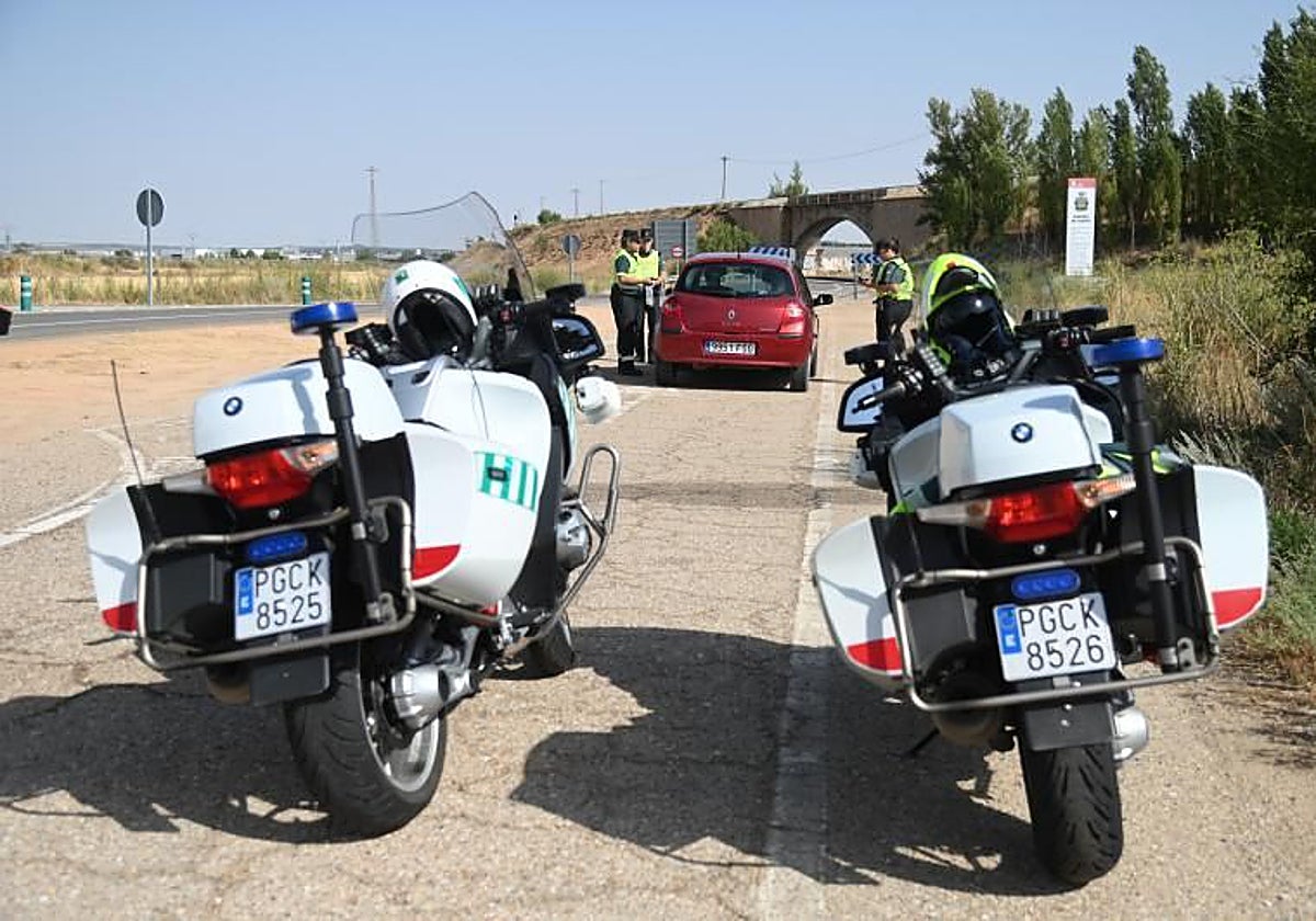 Dos agentes de la Guardia Civil durante un control contra el tráfico de drogas en una imagen de archivo
