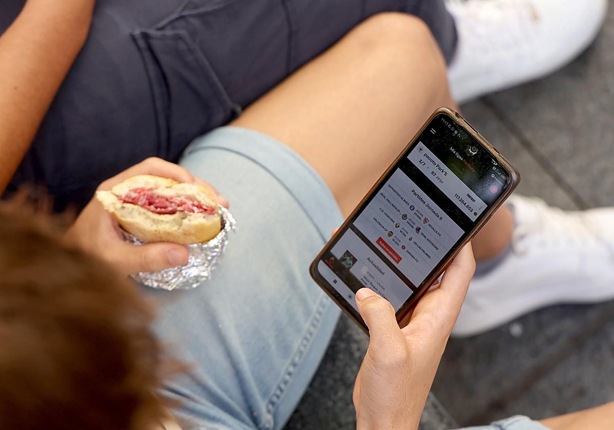 Un menor con un dispositivo móvil durante el recreo en un IES de la capital cordobesa