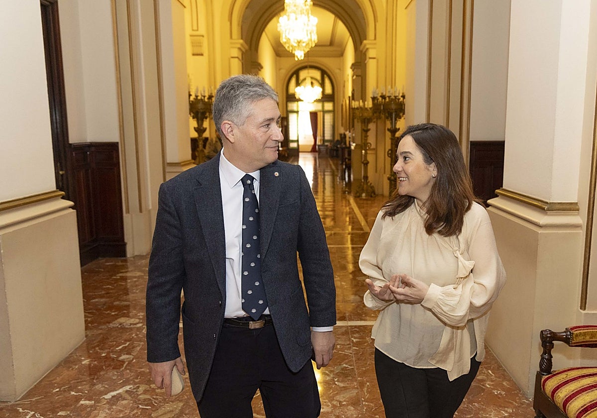 La alcaldesa de A Coruña, Inés Rey, con el rector de la UDC, Ricardo Cao (archivo)