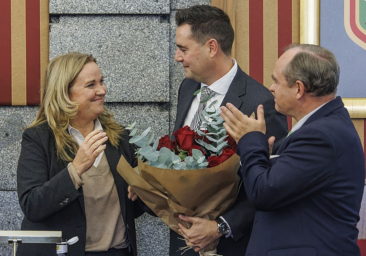 Pleno extraordinario en el Ayuntamiento de Burgos en el que el portavoz del grupo municipal del PSOE, Daniel de la Rosa, hace entrega de su acta de concejal