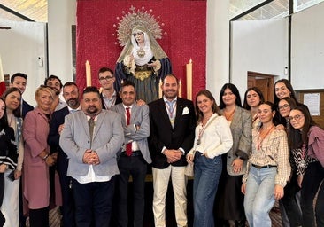 José Luis Sánchez, en el centro con chaqueta oscura, junto a miembros de lu junta y del grupo joven, ante la Virgen de las Penas