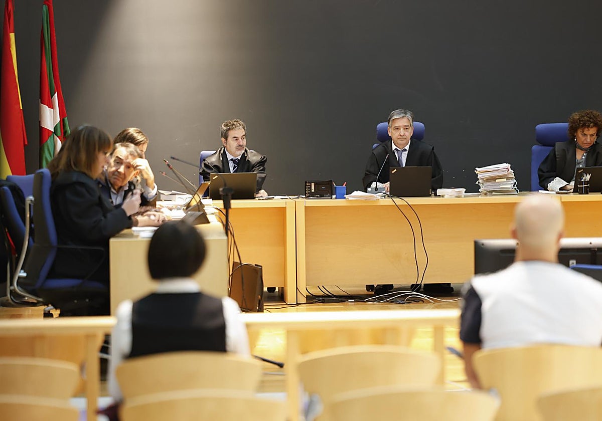 El magistrado Augusto Maeso durante la lectura del fallo de la Audiencia de Guipúzcoa