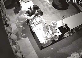 Treinta jamones y la caja registradora a golpes: el segundo asalto en un año a la misma tienda gourmet de Lucena