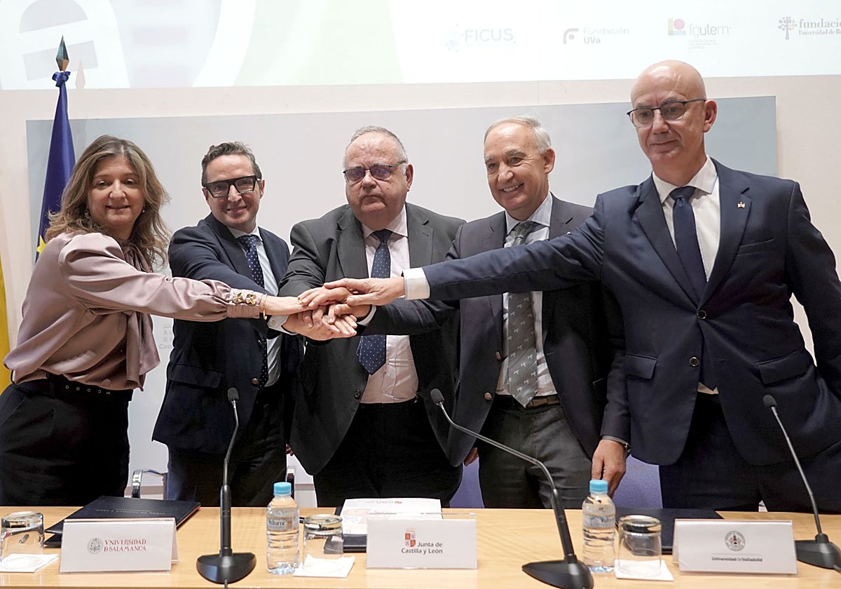 El consejero de Sanidad, Alejandro Vázquez Ramos, y los rectores de las universidades de Burgos, León, Salamanca y Valladolid firman un convenio para la puesta en marcha de la 'Estrategia de investigación en terapias avanzadas de Castilla y León'