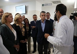 La crisis de los cribados de cáncer de mama se cobra al delegado de Salud en Sevilla, exgerente del Virgen del Rocío