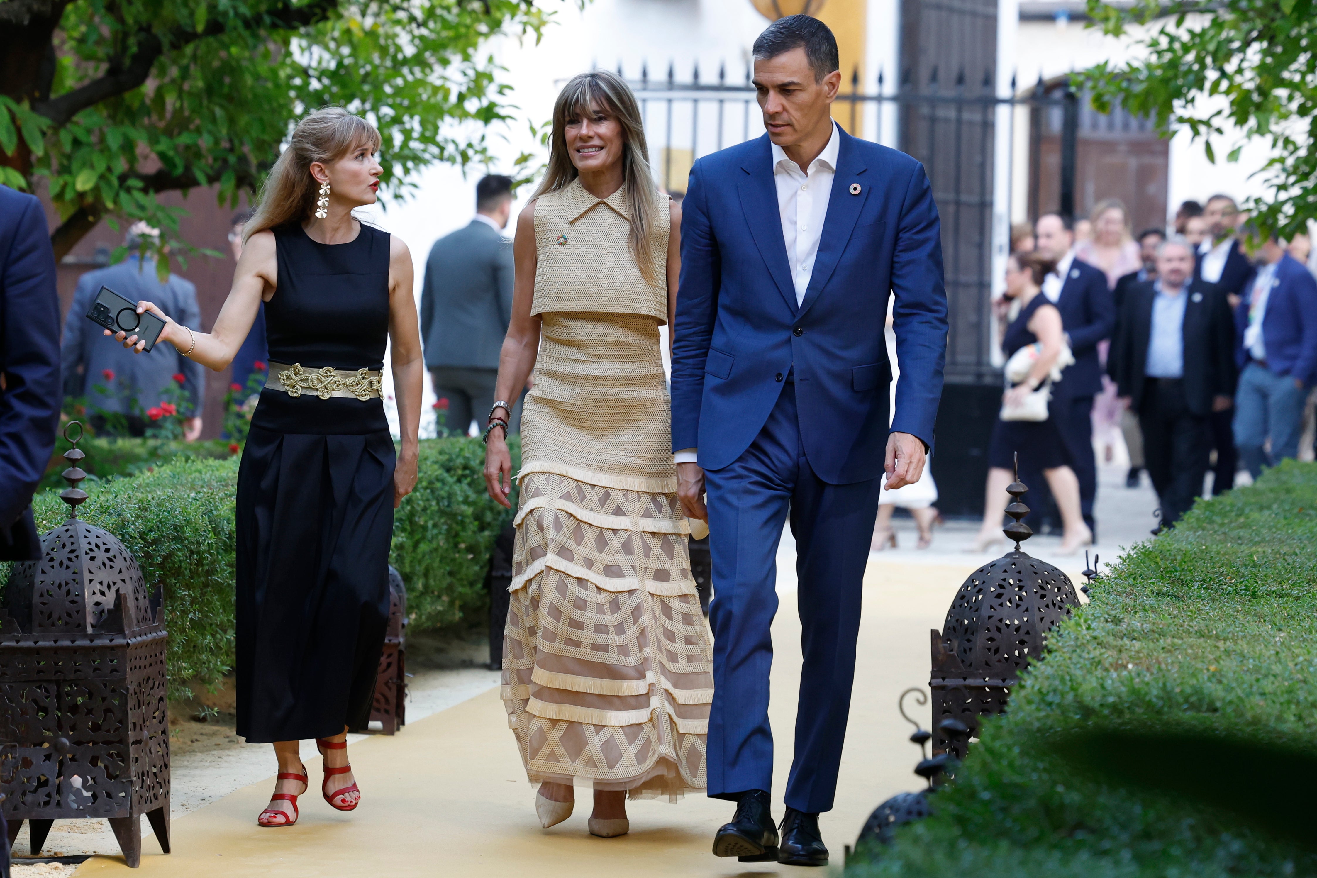 Pedro Sánchez junto a Begoña Gómez y Judit González, secretaria general de la Presidencia del Gobierno, en una acto en el Palacio de las Dueñas el pasado mes de junio