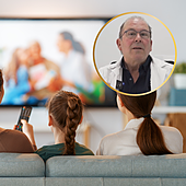 Javier Galindo, médico especialista en oftalmología: «Ver la televisión aumenta la miopía»