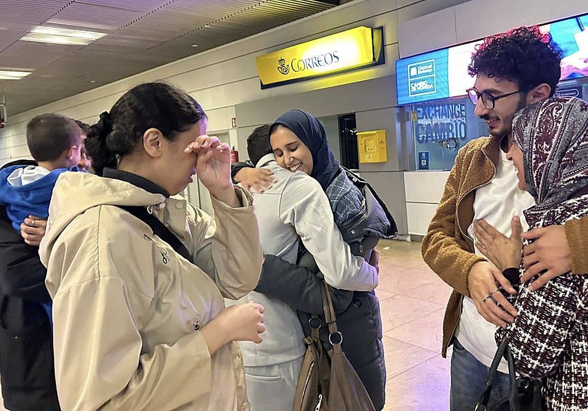 Fayad recibiendo a sus familiares en el aeropuerto