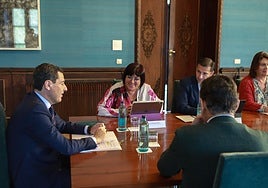 Juanma Moreno escucha de primera mano las demandas de los profesionales de la enfermería