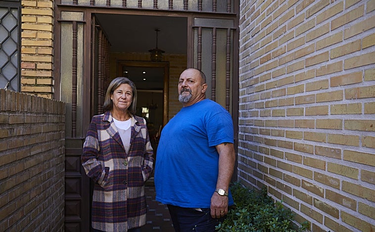 Imagen principal - Cristina Ramiro, a la entrada de su casa, y Juan de la Rosa, el portero de la urbanización; en las fotos inferiores, el chalé adosado al que accedieron por el portón del garaje.
