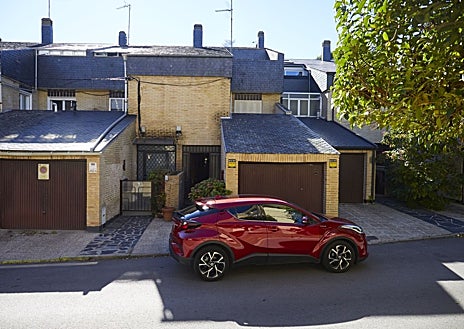 Imagen secundaria 1 - Cristina Ramiro, a la entrada de su casa, y Juan de la Rosa, el portero de la urbanización; en las fotos inferiores, el chalé adosado al que accedieron por el portón del garaje.