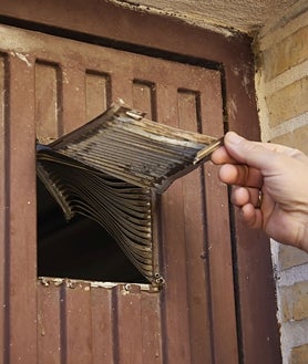Imagen secundaria 2 - Cristina Ramiro, a la entrada de su casa, y Juan de la Rosa, el portero de la urbanización; en las fotos inferiores, el chalé adosado al que accedieron por el portón del garaje.