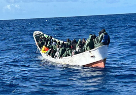 Seis inmigrantes evacuados a centros hospitalarios tras llegar a Tenerife en un cayuco con 84 personas